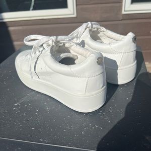 Like new Bertie Steve Madden leather tennis shoes size 9